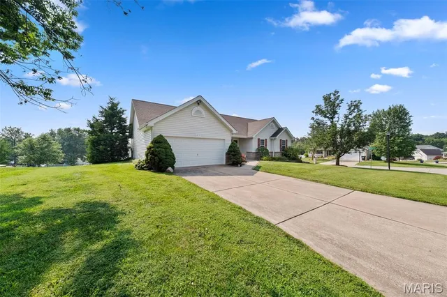 $424,000 | 213 Black Oak Drive, St. Peters, MO 63376