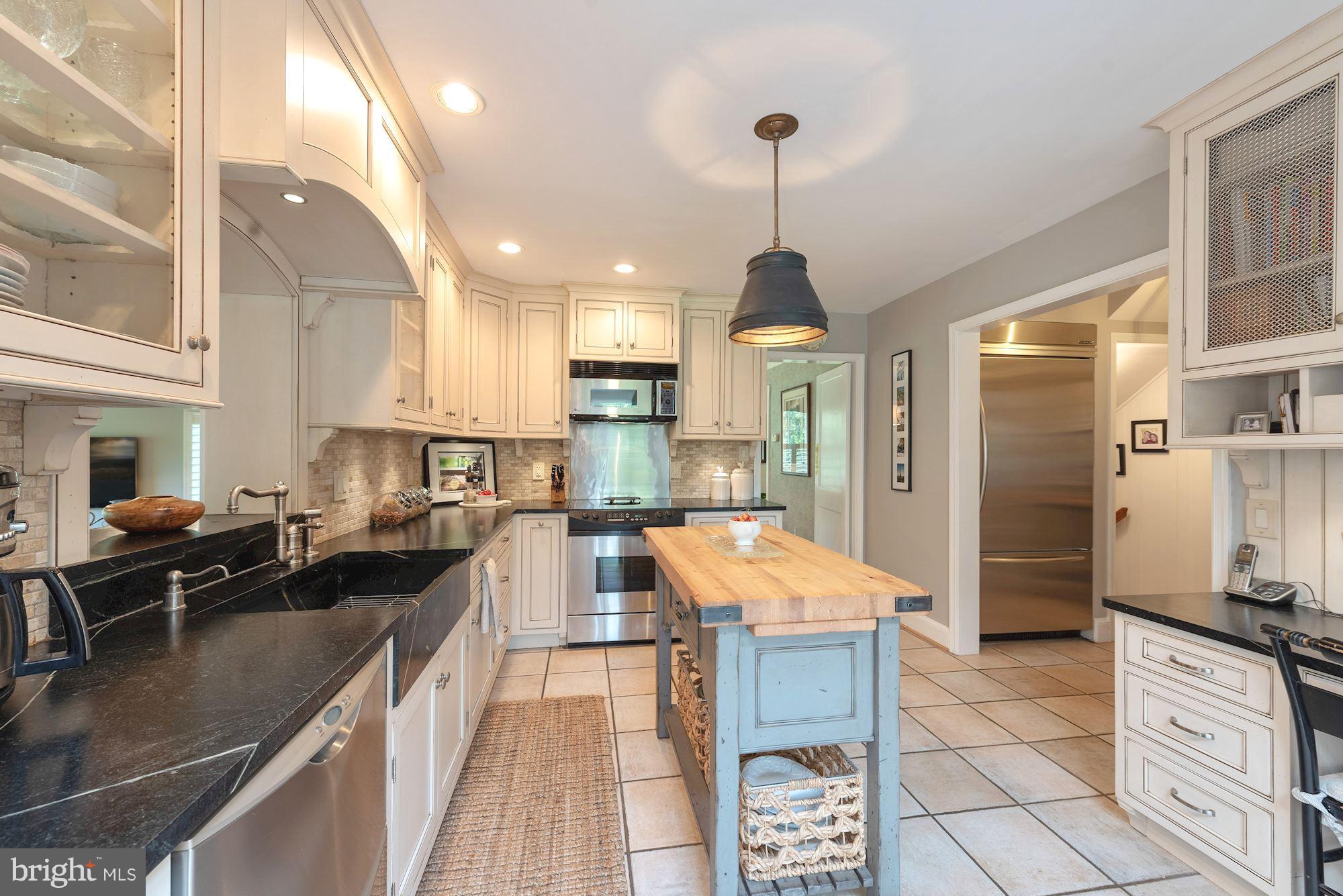 7510 Clifton Road Clifton, VA 20124 - Photo 10 of 30 Soapstone counters, Ceramic floor, SS appliances