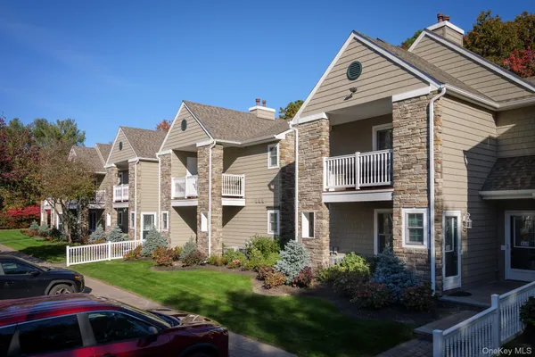 $2,880 | 2010 Saddle Rock Road, Unit 2010, Holbrook, NY 11741