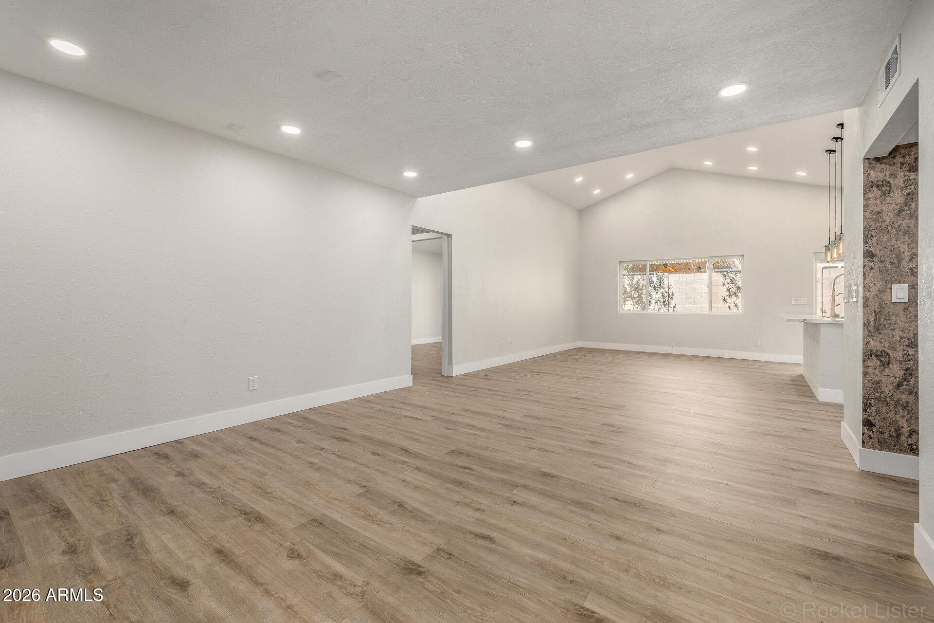 412 East Utopia Road Phoenix, AZ 85024 - Photo 5 of 29 07 - Utopia