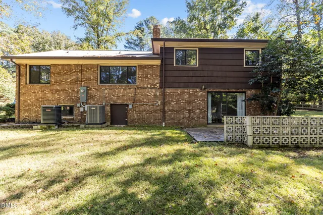 a view of a house with a yard and garage