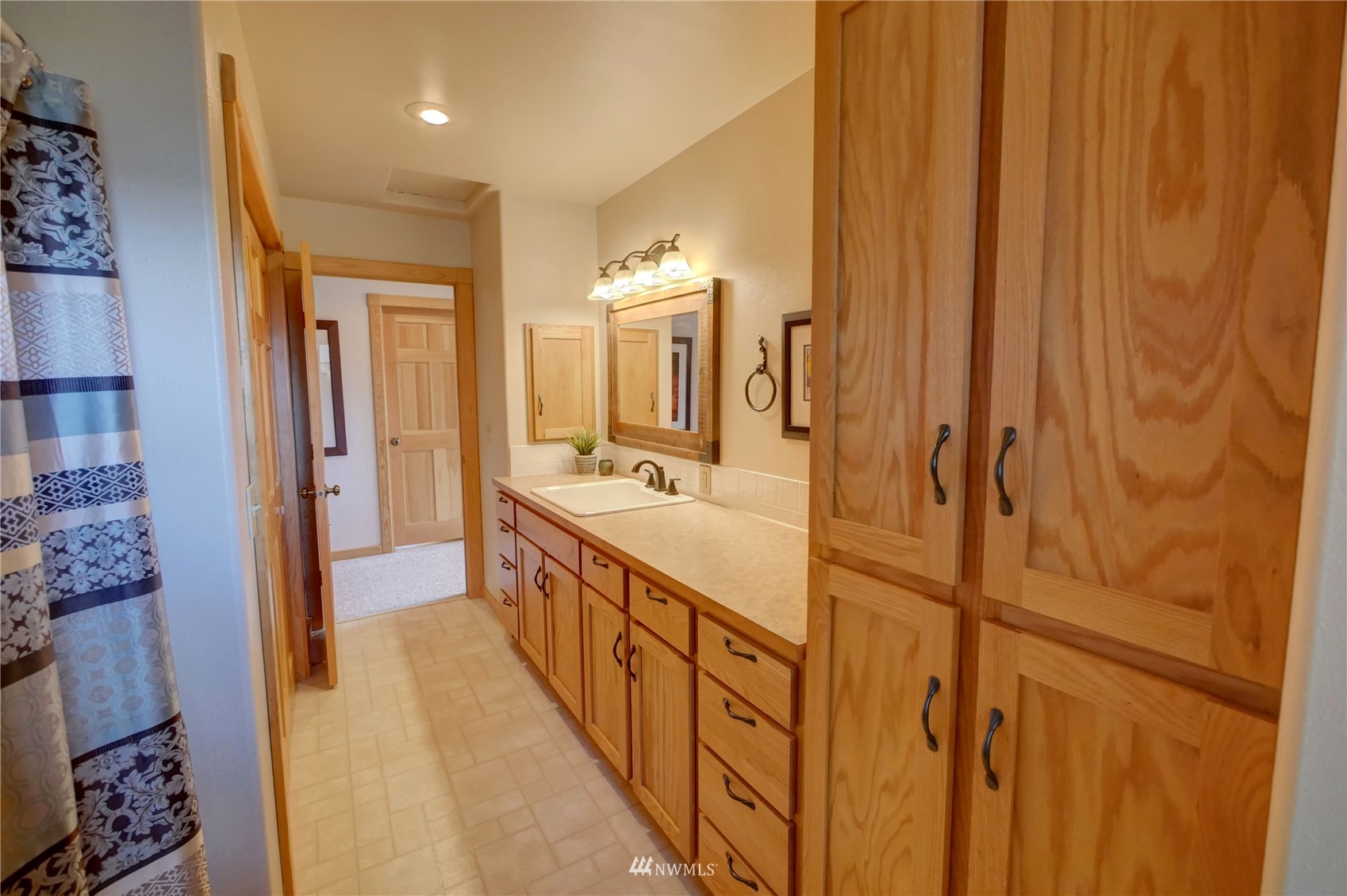 21 Bitterbrush Road Winthrop, WA 98862 - Photo 19 of 40 a spacious bathroom with a double vanity sink and a mirror