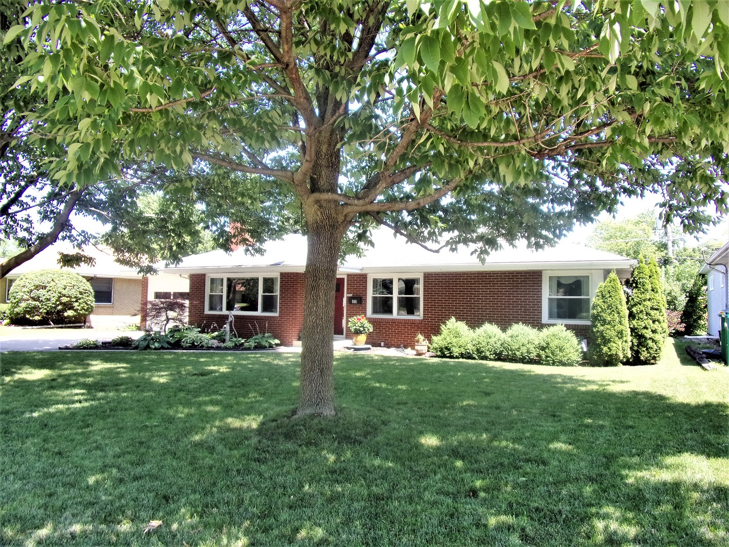 908 Westminster Road Joliet, IL 60435 - Photo 2 of 37
