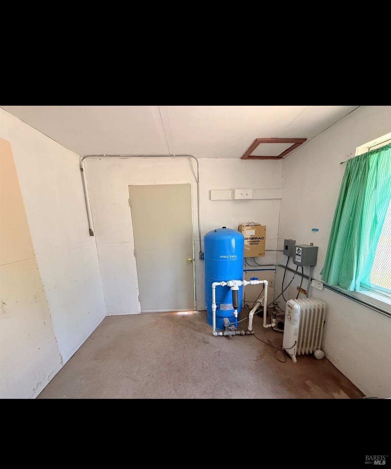 3004 Pencil Road Alturas, CA 96101 - Photo 38 of 40 a living room with a couch and a potted plant