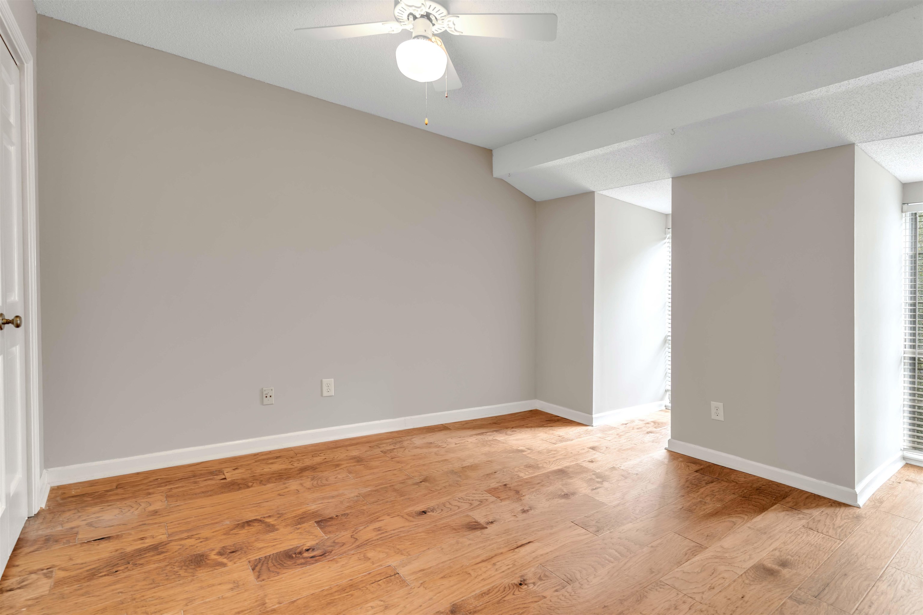 6942 Amberly Road, Unit 6942 Memphis, TN 38119 - Photo 19 of 32 an empty room with a chandelier fan and closet