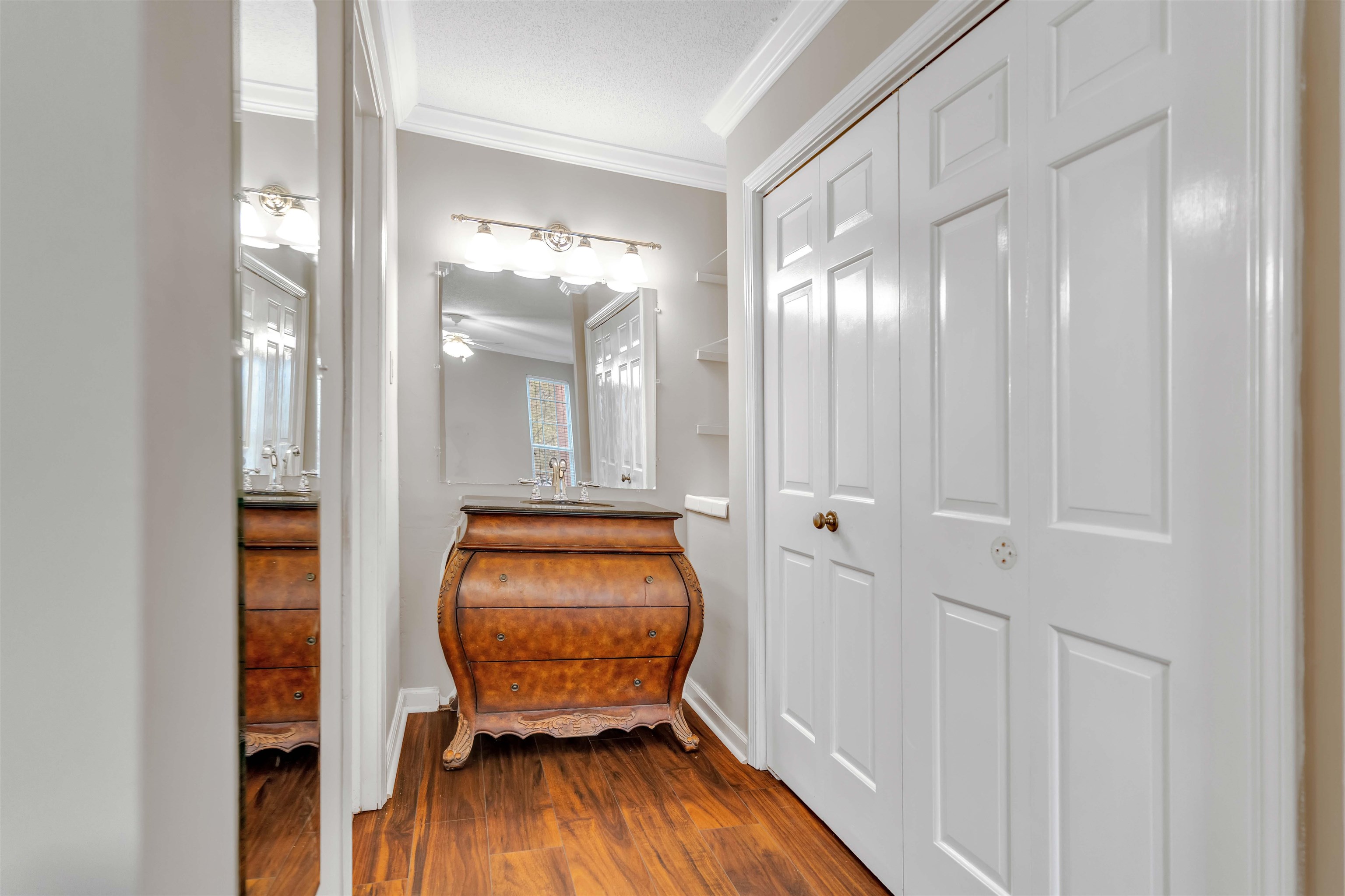 6942 Amberly Road, Unit 6942 Memphis, TN 38119 - Photo 26 of 32 a living room with furniture and a wooden floor