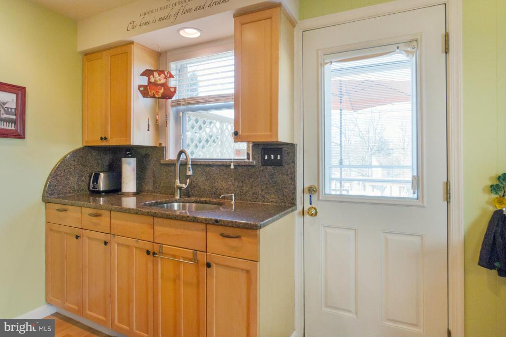 940 Olmstead Road Baltimore, MD 21208 - Photo 15 of 30 Kitchen w/granite and ss appliances