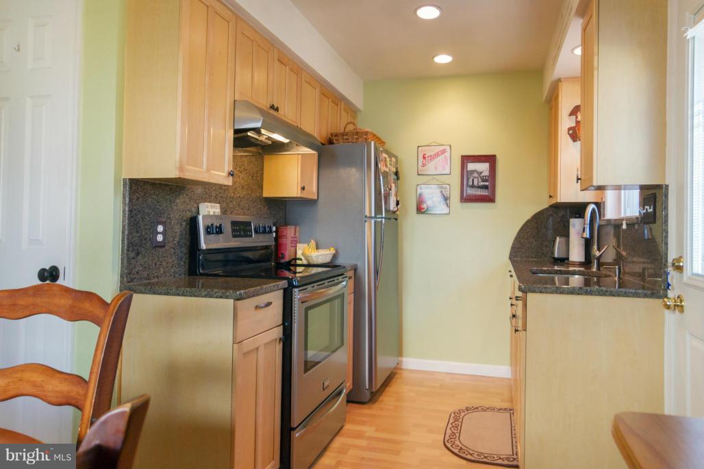 940 Olmstead Road Baltimore, MD 21208 - Photo 16 of 30 Kitchen w/granite and ss appliances