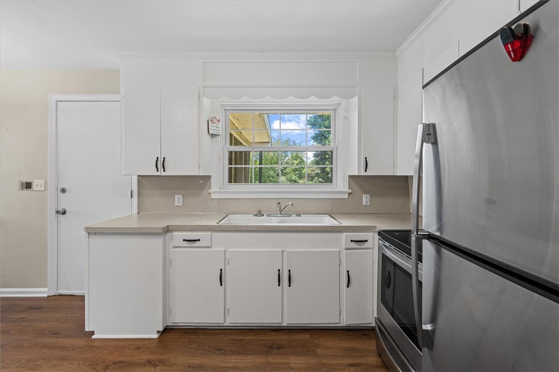 212 East Shockley Ferry Road Anderson, SC 29624 - Photo 9 of 28 A well-equipped kitchen features ample cabinetry, durable countertops, and sleek stainless steel appliances.