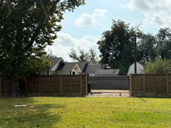 a view of a back yard