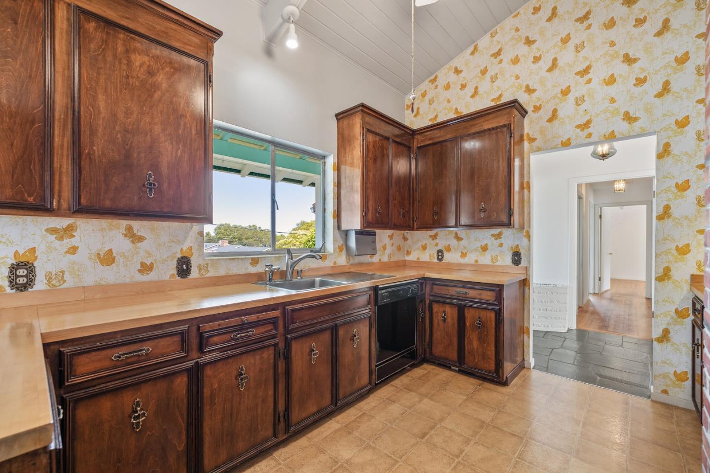 408 Middle Road Belmont, CA 94002 - Photo 14 of 43 Gallery Image 14