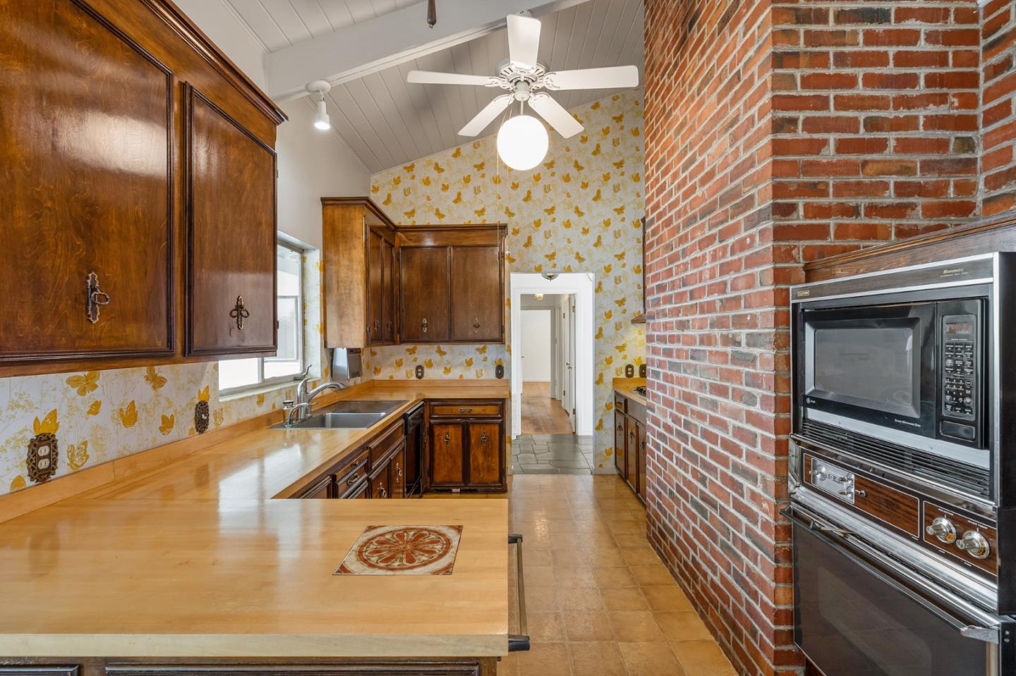 408 Middle Road Belmont, CA 94002 - Photo 15 of 43 Gallery Image 15
