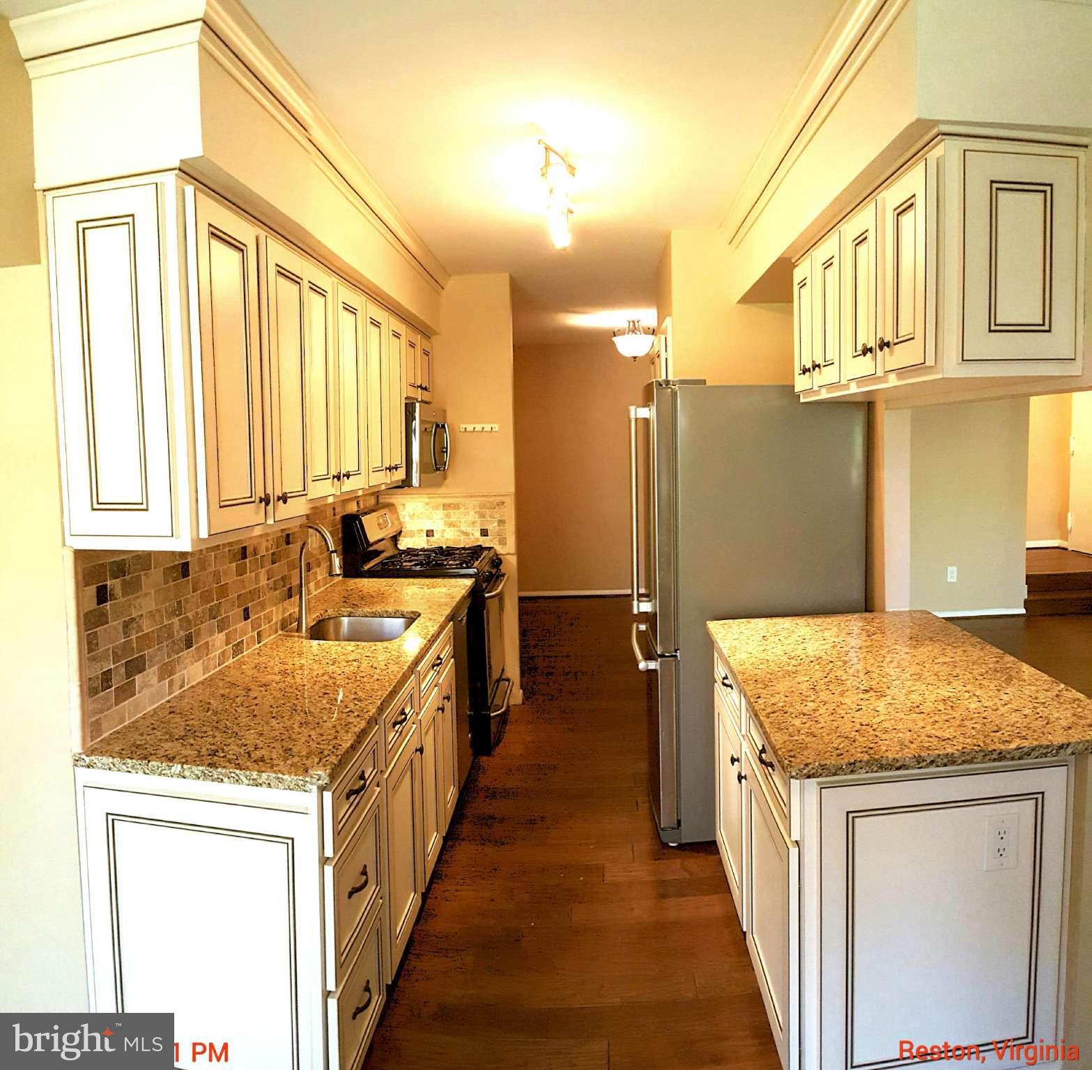 11216 Chestnut Grove Square, Unit 117 Reston, VA 20190 - Photo 4 of 22 Kitchen