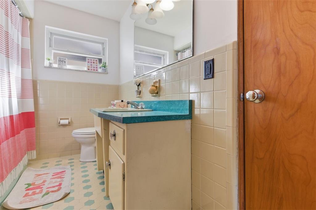2354 Ritchie Street Aliquippa, PA 15001 - Photo 20 of 43 a bathroom with a sink toilet and shower