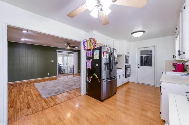 a view of livingroom with furniture and ceiling fan