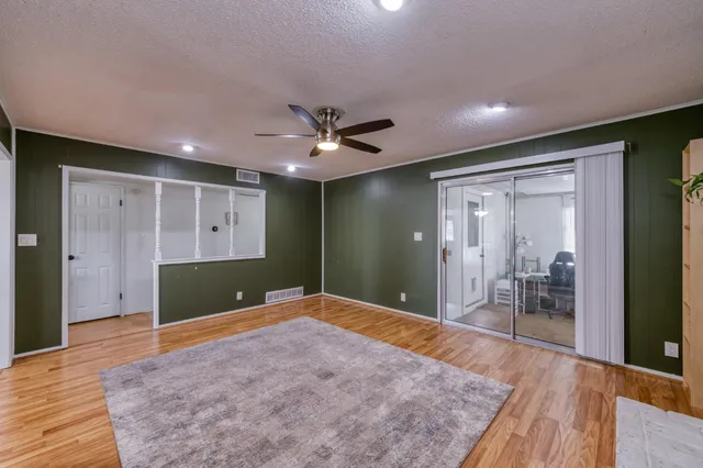 a view of a livingroom with a workspace