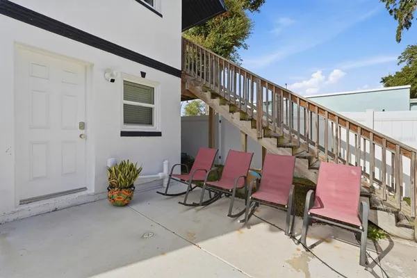 a view of entryway with outdoor seating