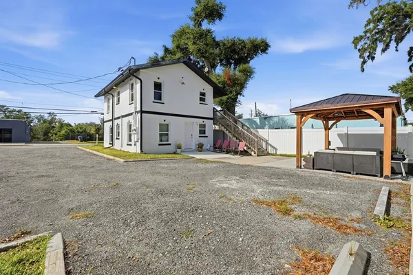 a view of backyard of the house