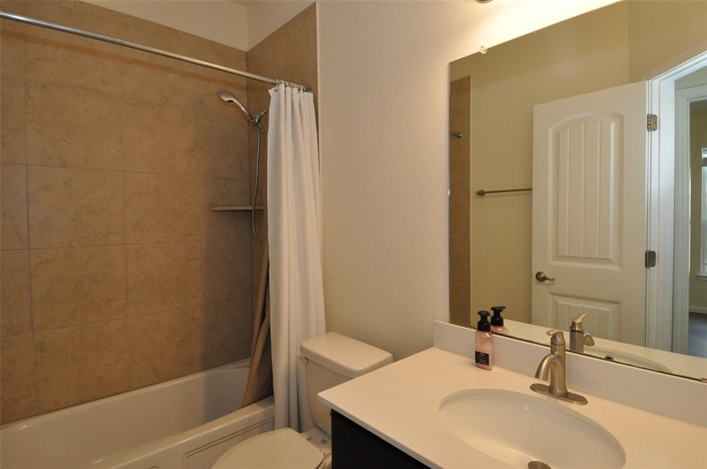 3451 Mayfield Ranch Boulevard, Unit 610 Round Rock, TX 78681 - Photo 13 of 19 Full bathroom with shower / bath combo and vanity