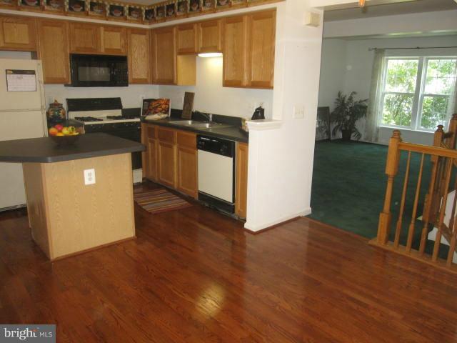 5987 Edgehill Court Alexandria, VA 22303 - Photo 3 of 21 Kitchen