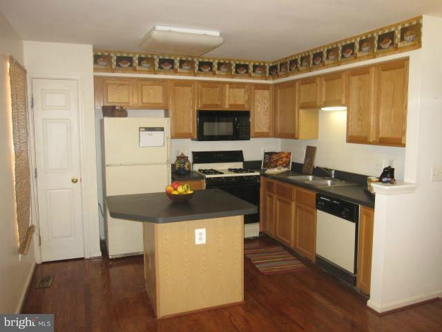 5987 Edgehill Court Alexandria, VA 22303 - Photo 8 of 21 Kitchen