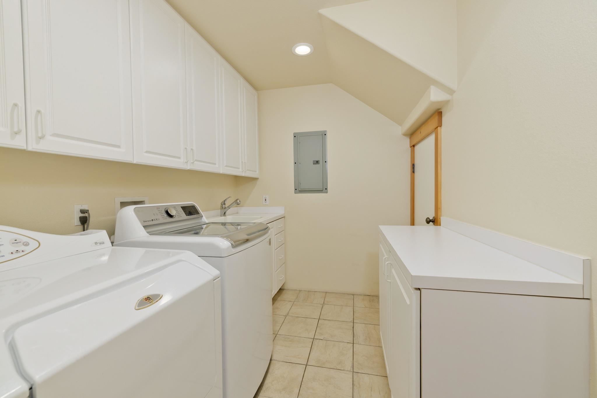 23 Trails End Road Mammoth Lakes, CA 93546 - Photo 20 of 50 a utility room with dryer and washer