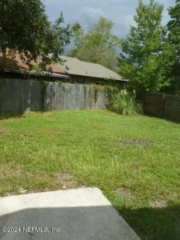 a view of a back yard