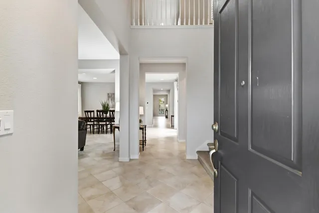 a view of entryway with livingroom