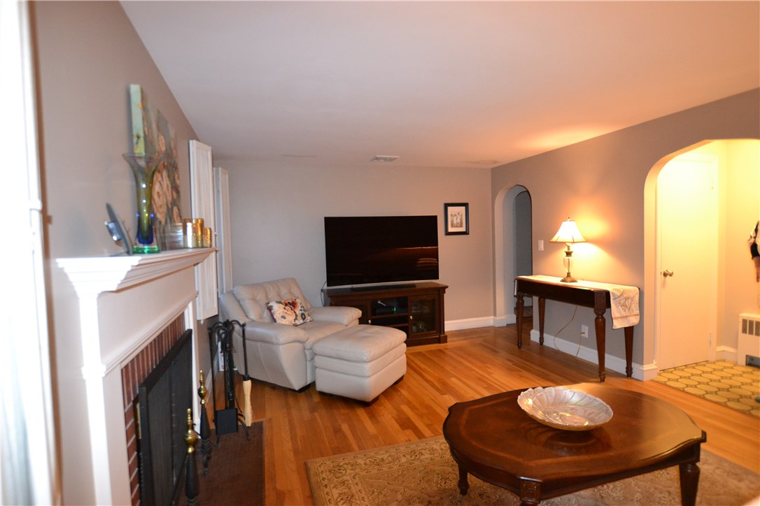 11 Fielding Road Cranston, RI 02910 - Photo 12 of 32 Living Room