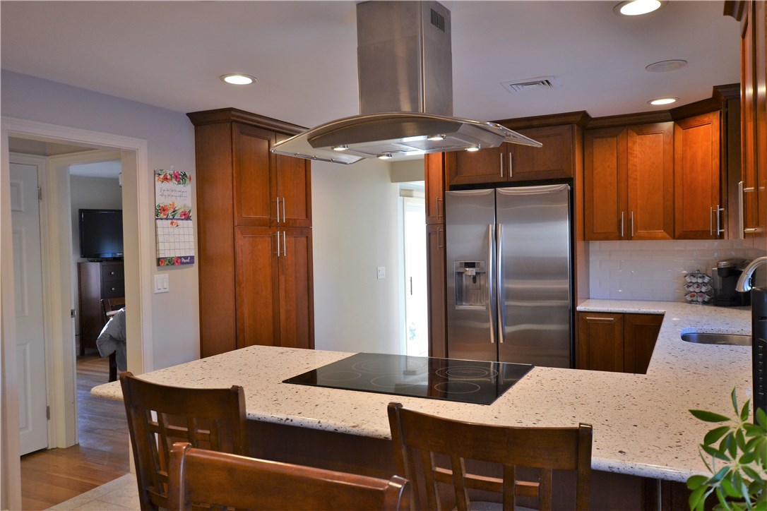 11 Fielding Road Cranston, RI 02910 - Photo 5 of 32 Quartz Peninsula Counter with Seating.