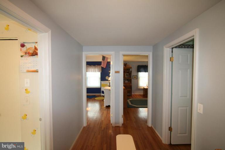 10810 Gainsborough Road Potomac, MD 20854 - Photo 18 of 29 Hallway