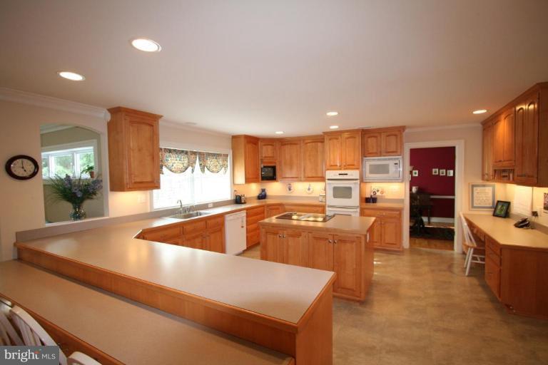10810 Gainsborough Road Potomac, MD 20854 - Photo 5 of 29 Kitchen