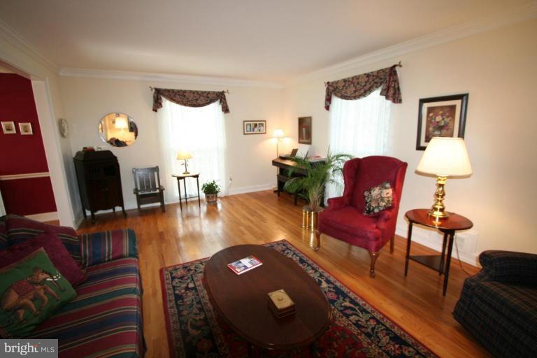 10810 Gainsborough Road Potomac, MD 20854 - Photo 8 of 29 Living Room