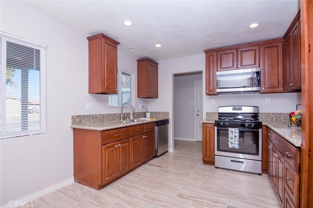 1368 Indian Sage Road Lancaster, CA 93534 - Photo 6 of 43 Kitchen