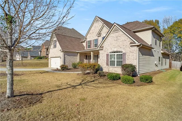 a view of a yard in front of a house