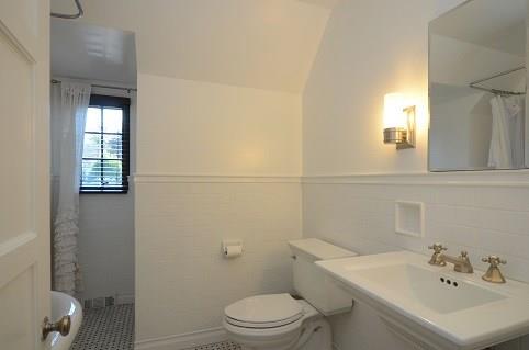 6 Oxford Road Pittsburgh, PA 15202 - Photo 14 of 24 Second floor full bath