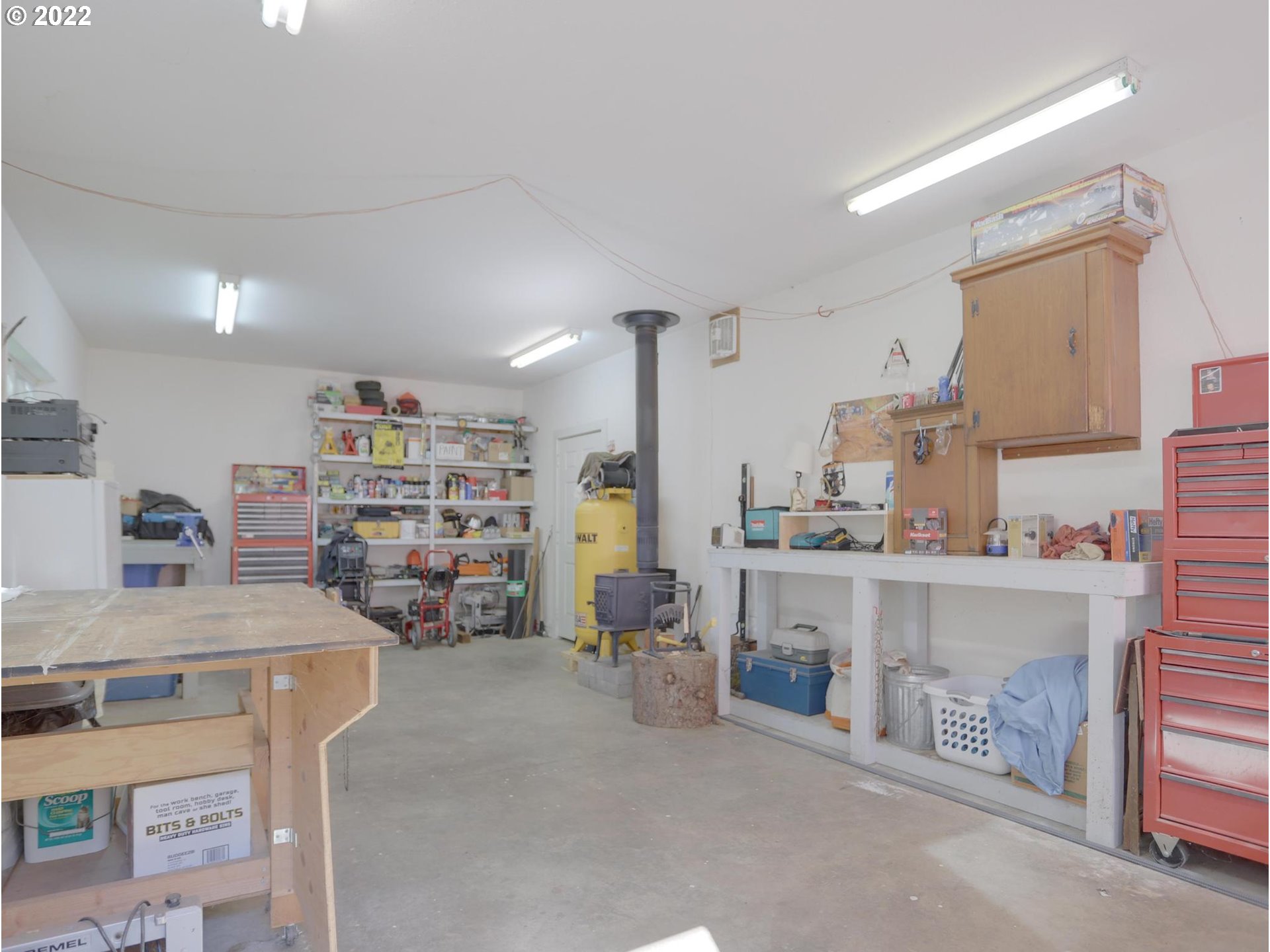 43370 Southeast Pagh Road Sandy, OR 97055 - Photo 29 of 29 a room with furniture and a kitchen view