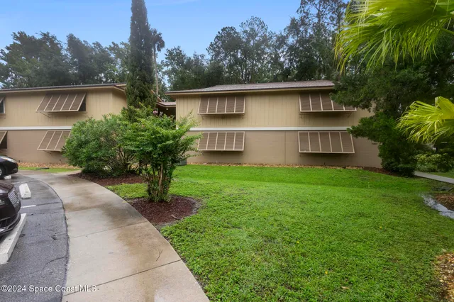 a view of a house with backyard and garden