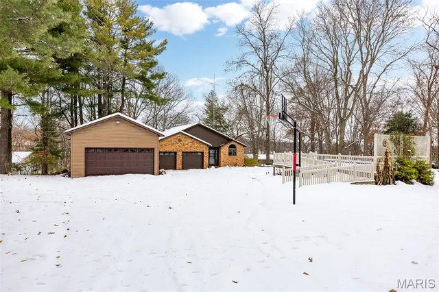$445,000 | 525 Arrowhead Lane, Litchfield, IL 62056