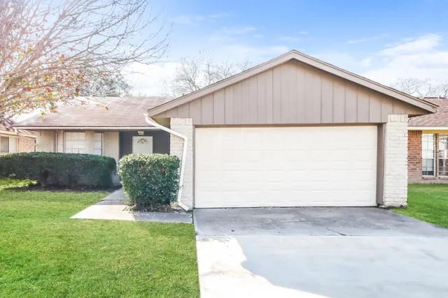 a front view of house with yard and garage