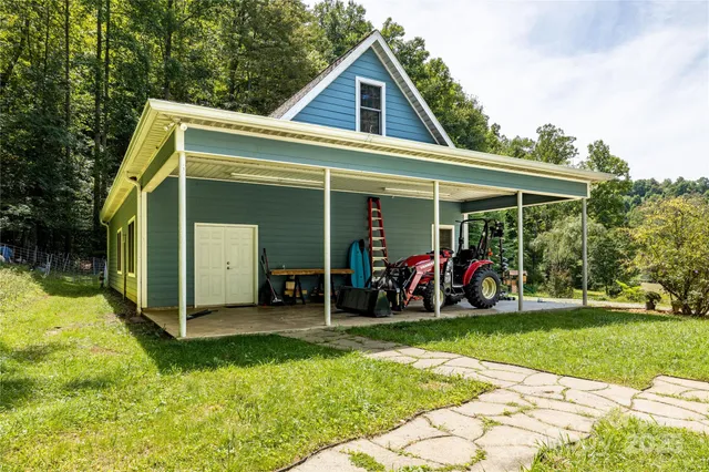 a view of a house with backyard and porch