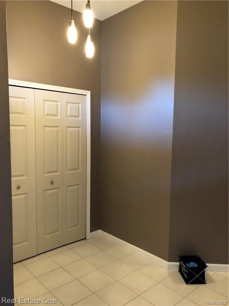 875 Ridgeside Drive, Unit 5 Milford, MI 48381 - Photo 13 of 19 IMG_2664.jpg