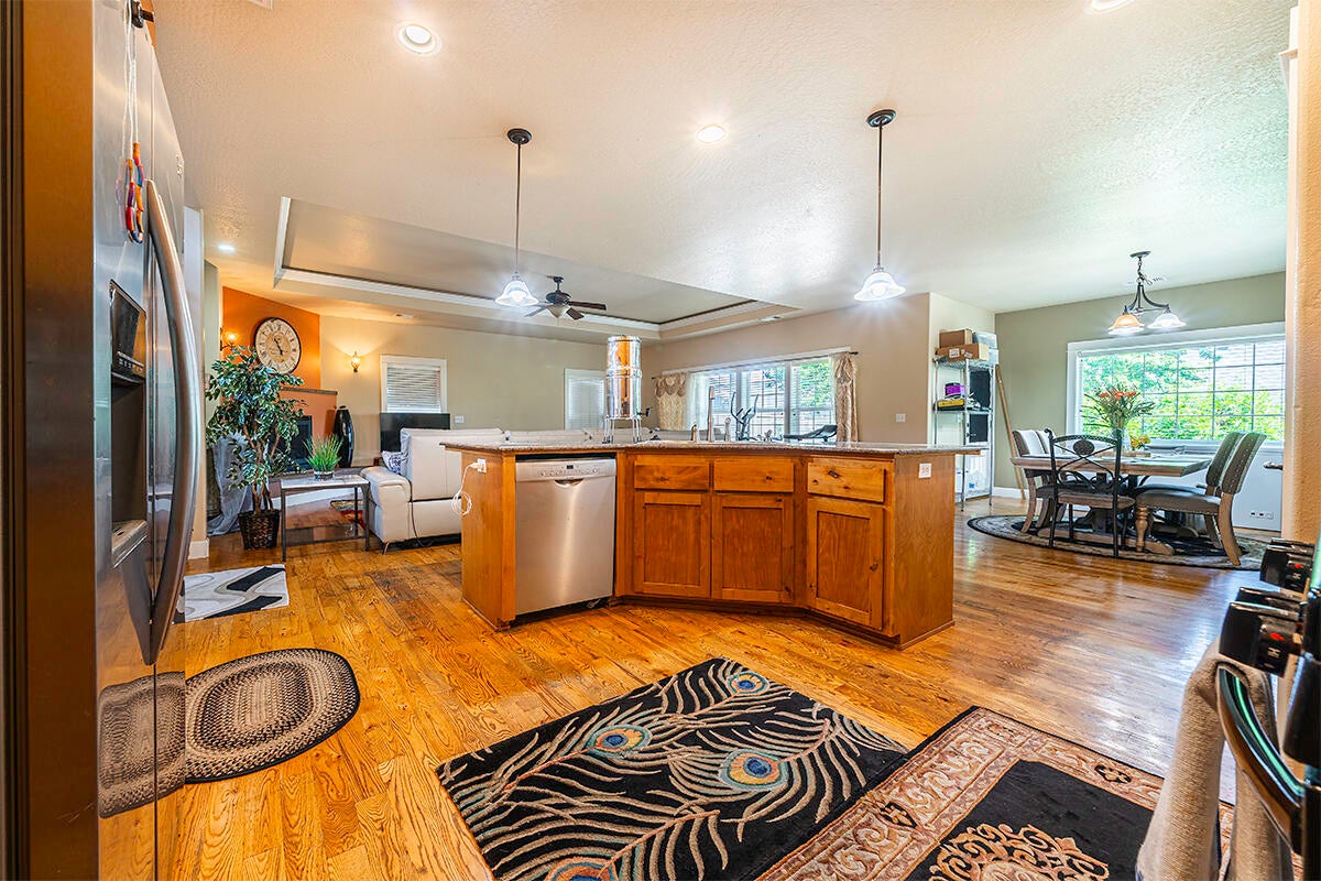 176 Echo Way Eagle Point, OR 97524 - Photo 5 of 26 DSC01278-HDR-Edit