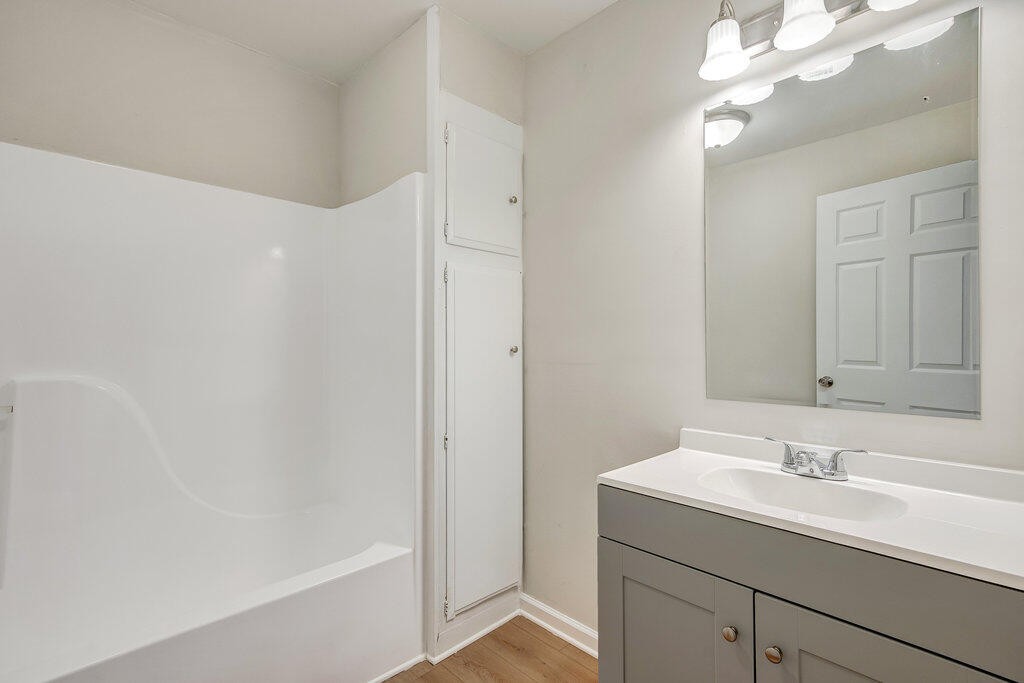 183 Earl Ezell Road Spring City, TN 37381 - Photo 18 of 30 a bathroom with a sink a large mirror and a bathtub