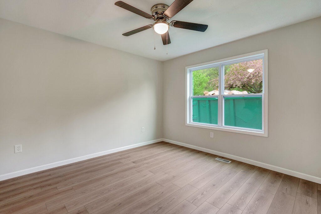 183 Earl Ezell Road Spring City, TN 37381 - Photo 23 of 30 a view of room with window and ceiling fan