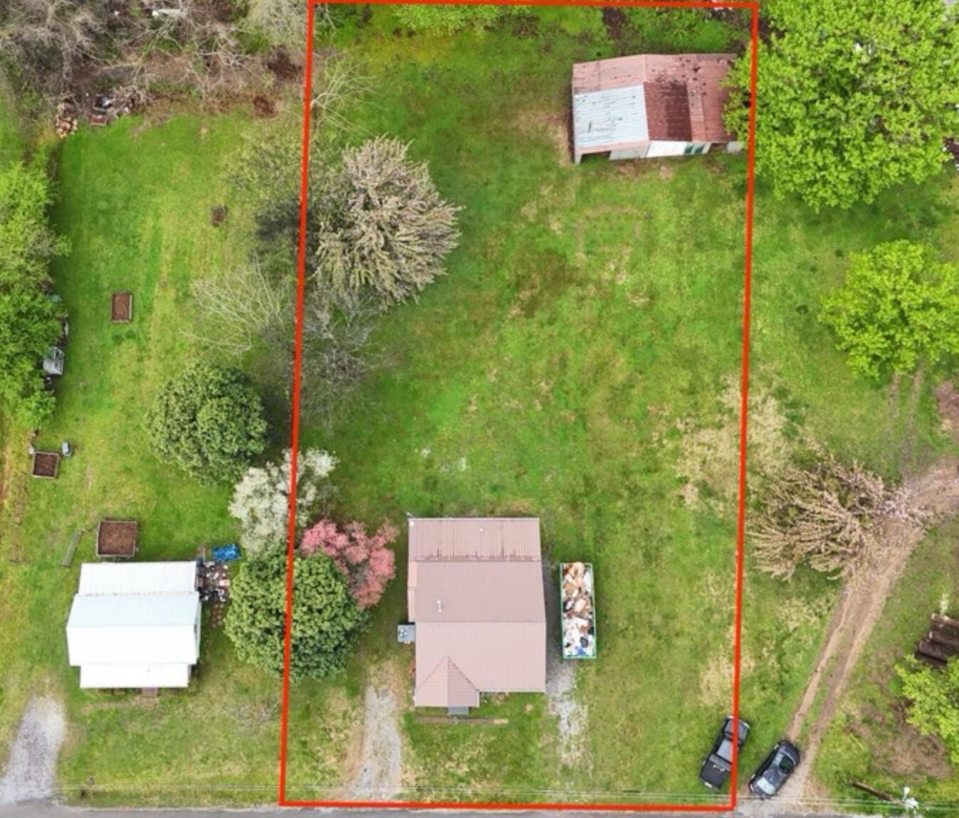 183 Earl Ezell Road Spring City, TN 37381 - Photo 3 of 30 a view of a book shelf with a yard