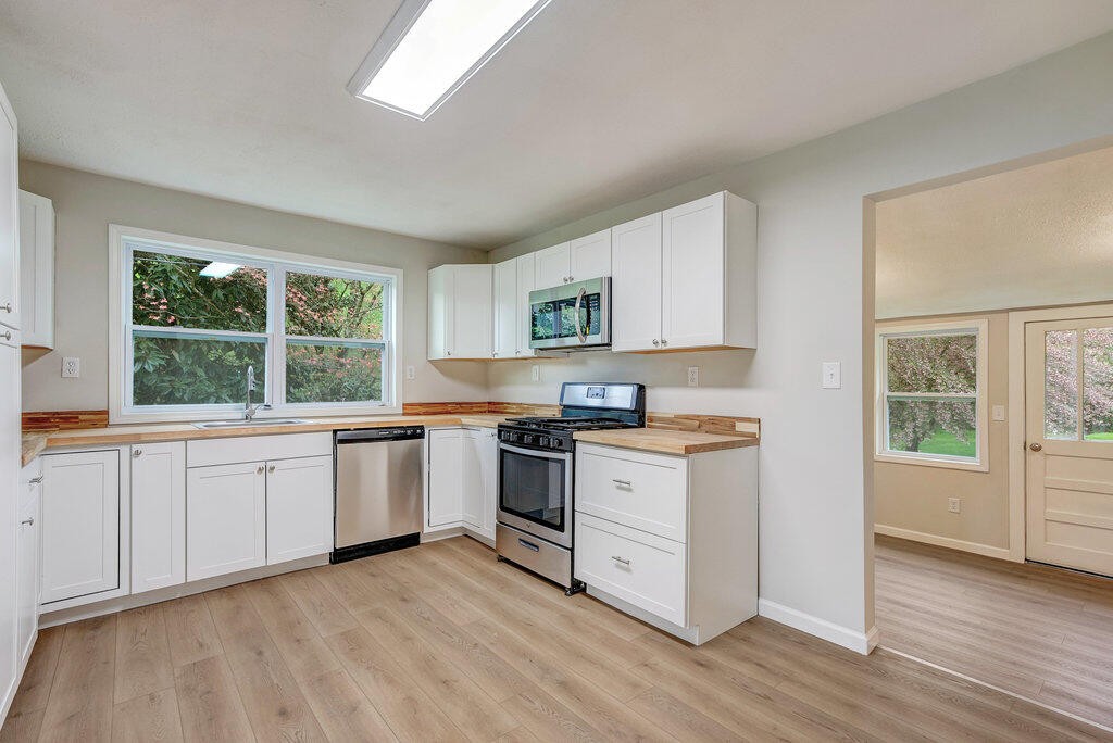 183 Earl Ezell Road Spring City, TN 37381 - Photo 10 of 30 a kitchen with appliances a sink and a window
