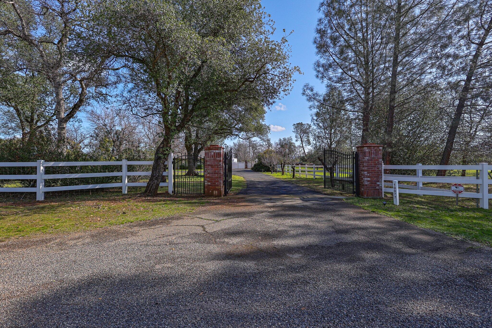 10077 Rd Runner Way Redding, CA 96003 - Photo 3 of 34 40-web-or-mls-LZ0A0295