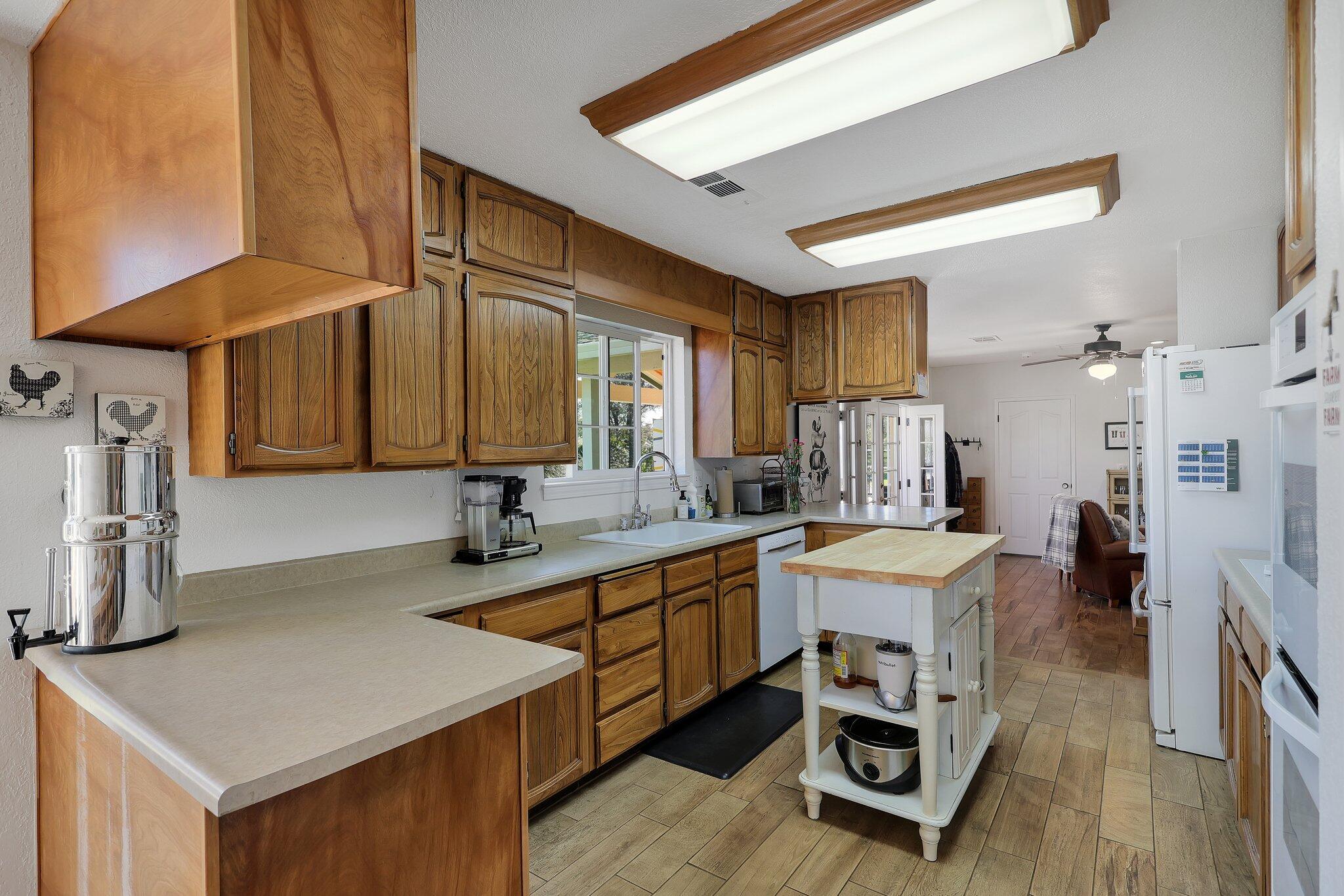 10077 Rd Runner Way Redding, CA 96003 - Photo 7 of 34 6-web-or-mls-LZ0A0051