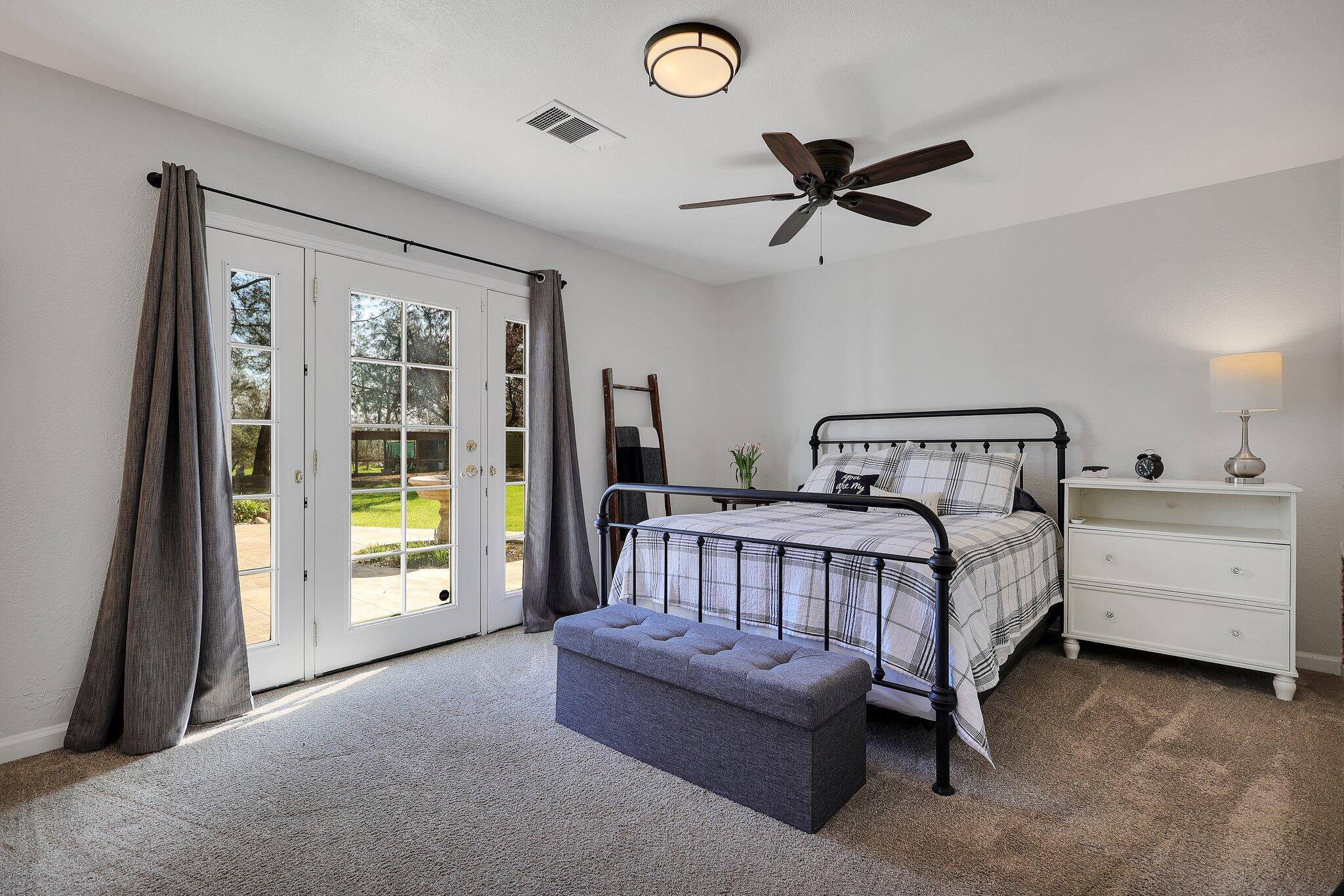 10077 Rd Runner Way Redding, CA 96003 - Photo 9 of 34 13-web-or-mls-LZ0A0116
